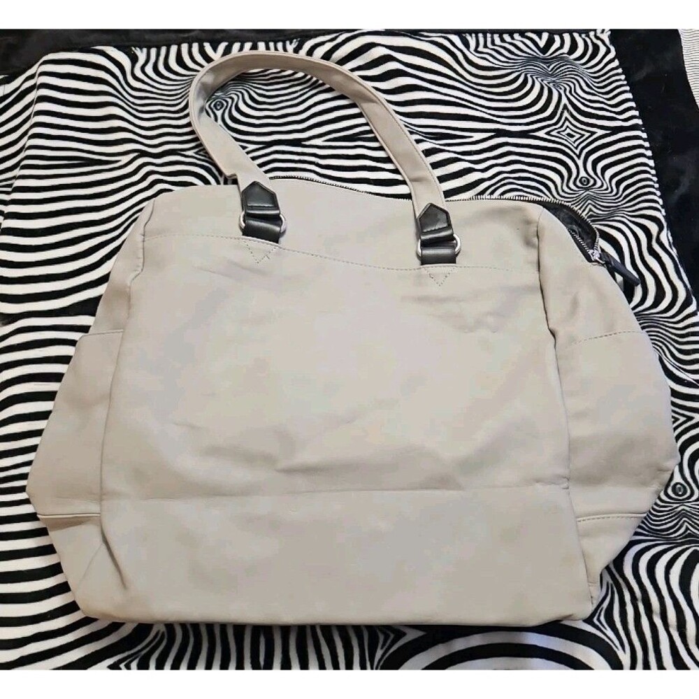 Paparazzi 'Life of the Party' Silver Gray Faux Leather Shoulder/Tote Bag - Picture 4 of 7